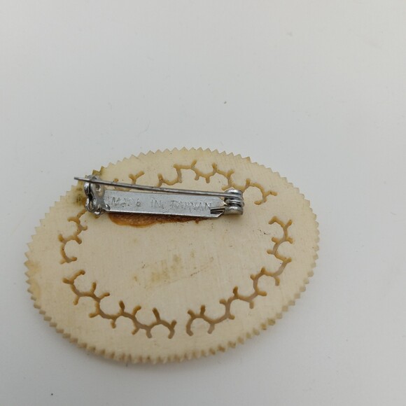 Brooch carved cream rose - Picture 3 of 3